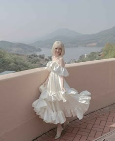 Prom Dress With Ruffles, White Beach Dress, Hari Won, Vintage Kawaii, Beach White Dress, White Prom, Puff Sleeve Midi Dress, White Prom Dress, Comfy Outfit