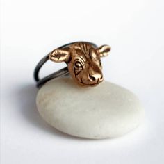 Tiny cow head ring Western Jewelry Rings, Bronze Rings, Cow Outfits, Cute Ring, Cow Head, Head Ring, Animal Rings, Western Jewelry, Stockholm Sweden