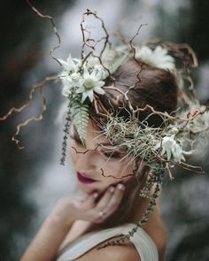 Nature Queen, Folk Wedding, Flower Wreath Hair, Floral Headdress, Woman With Flowers, Flower Headdress, Shoot Photography, Flowers In Her Hair