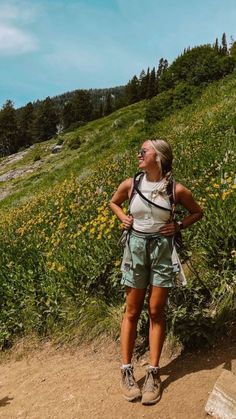 What To Wear Hiking In Hot Weather? | Comfy Aesthetic & Cute Hiking Outfit Ideas For Hot Weather | Hiking Outfits Inspo For Women & Men Utah Hiking Outfit Summer, Colorado Hiking Outfit Summer, Zion Hiking Outfit, Utah Summer Outfit, Yosemite Outfit Summer, Stylish Hiking Outfit Summer, Colorado Outfits Summer, Outdoor Summer Outfits, Arizona Outfits Summer