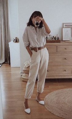 ¡Descubre los mejores outfits para home office que combinan comodidad y estilo! Si trabajas desde casa, estos looks son imprescindibles para mantener la productividad sin sacrificar el confort. Desde conjuntos de lounge wear hasta pantalones jogger y maxivestidos, encuentra inspiración para vestir a la moda mientras eres eficiente en tu trabajo remoto. Estos cómodos conjuntos están diseñados para brindarte versatilidad y facilidad en tu día a día. ¡Transforma tu espacio de trabajo en un catwa... Trendy Fall Work Outfits, Capsule Wardrobe Vintage, Minimalist Brands, Vintage Outfits 90s Retro, Work From Home Outfit Ideas, Create A Capsule Wardrobe, Comfortable Home Office, Vintage Outfits Classy, Wardrobe Vintage