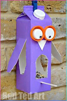 Easy Owl Bird Feeder made from a Milk Carton or Juice Carton. A great bird feeder craft for kids. Crafting with Milk Carton Ideas kids. Birdfeeders easy Juice Carton Crafts, Milk Carton Crafts, Bird Feeder Craft, Juice Carton, Milk Cartons, Diy Bird Feeder, Diy Birds, Fall Crafts For Kids, Milk Carton