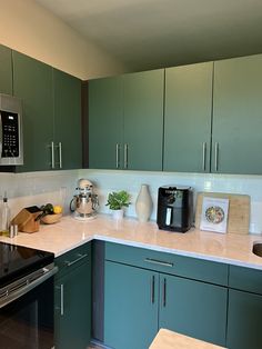 the kitchen is clean and ready for us to use in this time of day or night