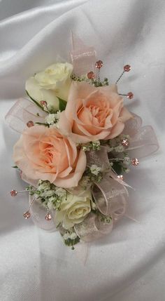 the bridal bouquet has peach roses on it