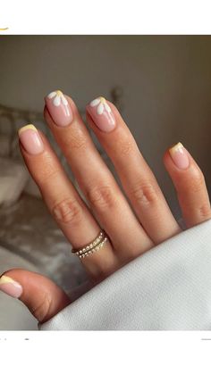 Cute spring nails Organic Gel Nails, Short Round Nail Ideas Spring, Short Gel Nails Flower Design, Nail Ideas Square Medium Summer, Spring Nail Inspo 2023 Short, Floral Nail Designs Short Nails, Spring Biab Nails Short, Short Summer Nails Flowers, Graduation Nails Gel Short