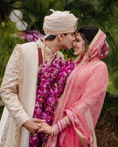 Couple Poses Indian Wedding, Couple Wedding Photoshoot Poses, Couple Poses Indian, Couple Poses Cute, Varmala Designs, Marriage Poses, Indian Wedding Pictures, Photo Mood, Indian Wedding Poses