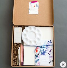 Diy Kit Packaging, Art Box Ideas, Art Boxes, Art Studio Space, Art Studio Room, Watercolor Kit, Creative Box, Pottery Painting Designs, Diy Watercolor