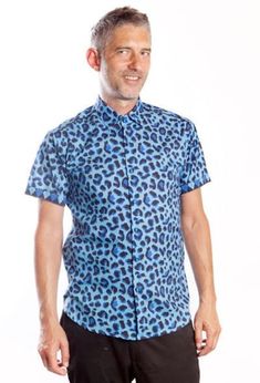 Blue Leopard Shirt, for men Fitted short-sleeved shirt.  Light cotton cambric with black & blue leopard print.  Blue & black jacquard print for collar,  sleeves & shoulder lining. Black piping.  Blue & black button.  Tallaje pequeño, En caso de duda : Elige el siguiente tamaño. Sizing runs small, If in doubt : choose the bigger size. S : Chest : 40 ¼ ʺ / 102 cm Waist : 36 ½ ʺ / 93 cm Build : 17 ¼ ʺ / 44 cm Back height : 29 ½ " / 74 cm Arm circumference : 13½ ʺ  / 34 cm Neck size : 15 ¾ ʺ / 40 cm Fitted Blue Short Sleeve Shirt For Summer, Blue Fitted Short Sleeve Shirt For Summer, Short Sleeve Leopard Print Tops For Summer, Leopard Print Relaxed Fit Short Sleeve Tops, Relaxed Fit Leopard Print Tops With Short Sleeves, Leopard Print Tops With Relaxed Fit And Short Sleeve, Leopard Print Short Sleeve Top With Relaxed Fit, Casual Short Sleeve Leopard Print Top, Cheetah Print Shirts