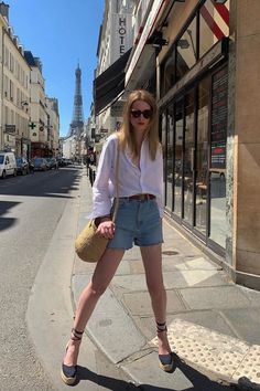 Casual Denim Shorts Outfit, Style Parisian Chic, Parisienne Style, Denim Shorts Style, Jean Short Outfits, Denim Shorts Outfit, Casual Denim Shorts, Summer Shorts Outfits, Denim Chic