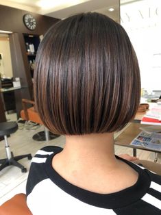 Brunette Bob Haircut, Sleek Bob Hairstyles, Medium Bob Haircut, Short Hair Lengths, Medium Bob Hairstyles, Hair And Makeup Tips, Chin Length Hair, Asian Short Hair, Bob Haircut For Fine Hair