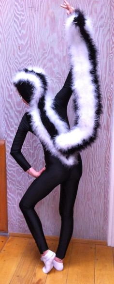 Stinktier Kostüm selber machenFür FaschingKarnevalHalloweenInspirationenAccessoireseine Kostüm-DIY-Anleitung als Video-Tutorial Skunk Halloween, Skunk Costume, Sandy Grease, Carnival Ideas, Costume Carnaval, Halloween Idea, White Costume, Diy Halloween Costumes For Kids