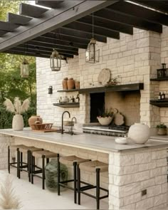 an outdoor kitchen with stone counter tops and shelves