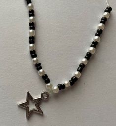 Bead Neackles Ideas, Stargirl Bracelet Beads, Neackles Diy, Easy Necklace Diy, Grunge Bracelets Aesthetic, Neackles Beads Ideas, Neackles Necklace, Star Bead Necklace, Grunge Bracelet Ideas