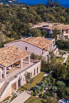 Découvrez le Domaine de Bellevallée, joyau de la Côte d'Azur à Saint-Tropez. Plongez dans l'élégance et le raffinement de cet hôtel de luxe niché au cœur de paysages somptueux. Un séjour d'exception vous attend. #DomaineDeBellevallée #CotedAzur #SaintTropez #HotelLuxe #VacancesDeReve