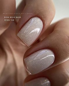 Winter Nails 2023 Trends Gel Short, Sofisticated Nails, Neutral Sparkle Nails, Professional Nails For Work Business, Square Glitter Nails, Trendy Glitter Nails, Mail Shape, Summer Nails 2023 Color Trends, Trendy Summer Nails 2023