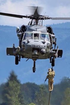 Us Army Special Forces, Red Friday, United States Military, Military Helicopter, Military Photos, U S Air Force, Military Heroes, United States Air Force, Military Life