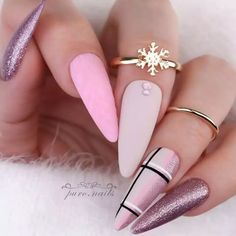 Spice your winter style up with the best collection of winter nails. Embrace the cozy neutrals, frosty glitter, and play around with abstract nail art. ​ ​#nailart ​#nailtrends2024 #winter2024 #winternails #winternaildesigns #wintermanicure ​#nailslovers #manicure_ideas #pinknails #glaminati Xmas Nail Designs, December Nails, Holiday Nail Designs, Different Nail Designs, Christmas Nails Easy, Unique Acrylic Nails, Diy Nail Designs