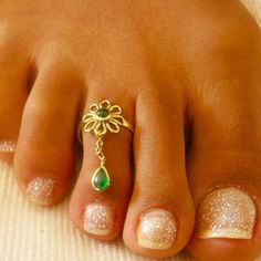 A super cute and adjustable brass toe ring set with gemstone in the center. Small Nose Studs, Toe Ring Designs, Foot Ring, Nose Piercing Jewelry, Belly Jewelry, Jewelry Summer, Jewelry Beach, Nose Jewelry, Diy Wire Jewelry