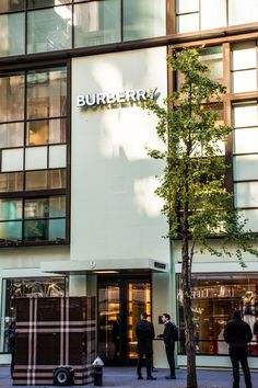 A Burberry store with a pop up cart in front of it Sensory Marketing, Experiential Marketing Events, Marketing Activations, Coffee Cart, Engagement Marketing, Experiential Marketing, Coffee Carts, Guerilla Marketing