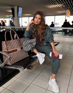 Flight Boards, Classy Airport Outfit, Chic Airport Outfit