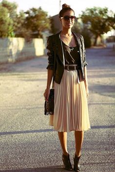 falda-con-chamarra-chic How To Wear A Pleated Skirt, Pleated Skirt Outfit Ideas, How To Wear Belts, Mango Skirts, Trendy Skirts, Looks Street Style