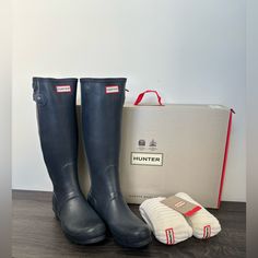 "Perfect For Wet Weather Conditions This Women's Rain Iconic Hunter Original Tall Boot. Formed Of Natural Rubber, Each Boot Is Handcrafted And Assembled Over Three Days Before Being Vulcanized For Superior Protection. Featuring The Hunter Original Tread Pattern, And A Comfortable Polyester Lining, This Navy Waterproof Boot Is A Rainy-Day Necessity." Together With Hunter Unisex Recycled Half Cardigan Long Polyfleece Socks Makes It A Perfect Bundle. Unisex Men Size 8 Women’s Size 9 Half Cardigan, Hunter Shoes, Tall Boot, Women Hunters, Size 8 Women, The Hunter, Cardigan Long, Wet Weather, Three Days