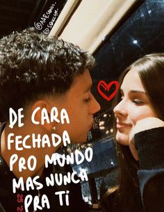 a man and woman kissing each other in front of a window with the words de cara fechada pro mundo mas nunca para ti