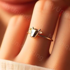 *Free engravings up to 20 characters* Let's mooooove into the charm of the barnyard with this delightful minimalist cow ring! 🌟 It's a whimsical nod to farm life, a graceful adornment for your finger or a delightful gift for that cherished one who finds joy in the countryside. 🐄🌾 Let's graze into versatility, this ring is fabulous for stacking or standing out solo, crafting a soft yet captivating charm. Meticulously crafted, it features a minimalist cow design along a delicate band, blending Cowprint Ring Pattern, Cow Ring Beads, Cow Clay Ring, Cow Ring, Cow Necklace Jewelry, Farm Jewelry, The Barnyard, Cow Gifts, White Gold Band