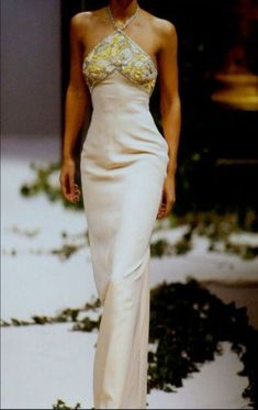 Runway Evening Dresses, 90s Haute Couture Dress, Unique Gowns, 90s Runway Fashion, Runway Fashion Couture, Fiesta Outfit, Helena Christensen, Prom Dress Inspiration, Runway Dresses