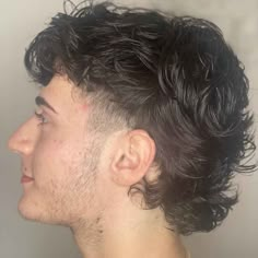 Wolf Cut Hombre, Wolf Cut Hair Men, Mens Wolf Cut, Stylish Mullet, Men Wolf Cut, Wolf Haircut Men, Modern Mullets, Wolf Cut Hairstyle, Hair Types Men