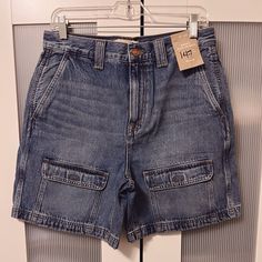 Nwt Madewell Baggy Jean Cargo Shorts Size 28 Brand New, Never Worn, With Original Tags Attached Baggy Fit And So Modern Right Now. Features Cargo Pockets In The Front. Velcro Closure. 100% Cotton Reasonable Offers Will Be Considered. Please No Lowballing. Casual Short-length Cotton Cargo Jeans, Utility Denim Blue Cargo Shorts, Utility Cotton Cargo Jeans, Short, Mid-rise Cotton Cargo Shorts With Side Pockets, Blue Cargo Pocket Shorts, Baggy Jeans, Baggy Fits, Cargo Shorts, Madewell