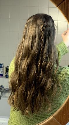 Penteado com trança Europe Hairstyles, Long Brown Hair Styles, Senior Hairstyles, College Lookbook, School Hair, Hairstyle Inspo, School Hairstyles, Peinados Fáciles Para Cabello Corto