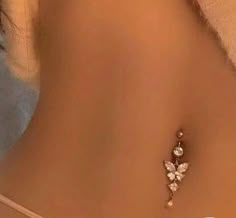 Belly Button Per Icing, Belt Button Peircings, Belly Piercing Dangle, Belly Button Piercing Outfit, Belly Peicerings, Cute Belly Piercings, Belly Button Piercing On Chubby Stomach, Navel Piercing Aesthetic, Belly Pericing