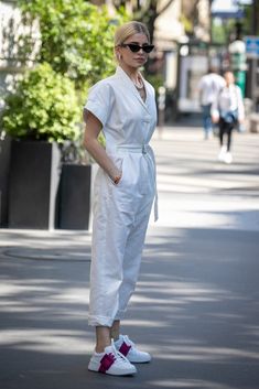 Plain White Sneakers, Parisian Wardrobe, Chic Capsule Wardrobe, What To Wear In Paris, Best White Sneakers, Caroline Daur, Leandra Medine, Giovanna Battaglia, Anna Dello Russo