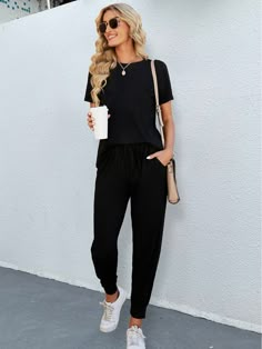 Black Yoga Pants Outfit, Outfit Nero, Comfy Airport Outfit, Cute Travel Outfits, Airplane Outfits, Airport Outfits, Summer Work Outfits, All Black Outfit