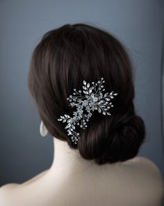 Make your special day sparkle and shine with this exquisite crystal hair accessory, handcrafted in antique silver. The stunning headpiece is approximately 5 inches in length and 3 inches in height, secured with a sleek alligator-style pinch clip. Crystal Hair Clip, White Winter Wedding, Crystal Hair Accessories, Crystal Hair Clips, Gold Headpiece, Clip Lights, Vintage Inspired Jewelry, Headband Tiara, Sparkle And Shine