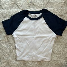 New Without Tags Size Small Navy/White Cute Clothes From Hollister, Basic Shirts Women, Cute Tops For School, Trendy Summer Tops, Tiny Tops, Hollister Clothes, Hollister Crop Tops, Knit Style, Beach Pants