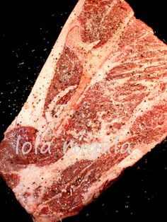 a piece of meat is shown on a black surface with the words, to la numeria written below it