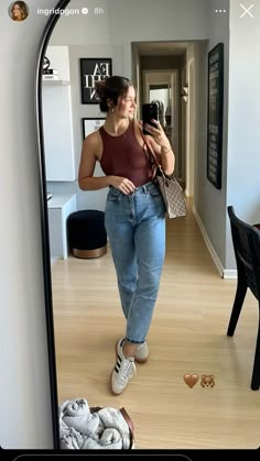 Mom Jeans Petite Outfit, Samba Jeans Outfit, How To Style Samba Adidas, Outfits With Samba Adidas, Outfits With Adidas Samba, Look Samba, Outfits With Sambas, Adidas Sambas Outfits, Samba Adidas Outfit