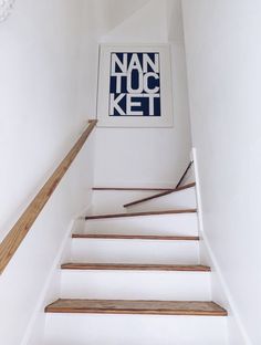 there is a sign that says nann hoc ket on the wall next to some stairs