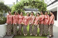 Pernikahan Adat Jawa Tiwi dan Ryo di Jakarta Vera Kebaya, Model Kebaya Wisuda, Renda Kebaya, Bridesmaid Color, Bridesmaids Outfits