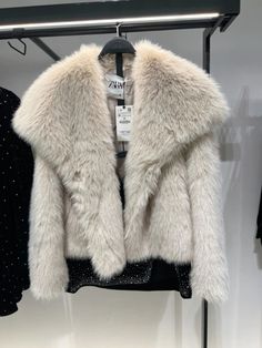 Fur Coat Outfits, Fur Jacket Outfit, Faux Fur Cardigan, Nyc Fits, Fur Cardigan, Classy Winter Outfits, Fluffy Coat, Winter Lookbook, Stockholm Fashion