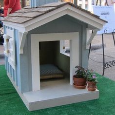 a dog house that is sitting on the grass