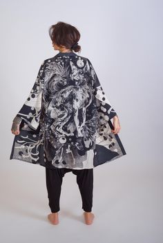 Introducing our long unisex kimono robe, a wearable work of art for men and women. Designed to accompany you on your travels, keep you comfortable while lounging, turn heads at summer festivals, or elevate your daily routine. Our kimonos are a versatile addition to any wardrobe, embracing all individuals and occasions with the perfect blend of comfort and style. This listing is for our silky printed kimono, where the Sphinx cat takes center stage in a striking black and white design. Crafted to Black And White Lounge, Black Printed Kimono For Festival, Cotton Samurai Style Long Sleeve Kimono, Animal Print Kimono, Black Long Sleeve Samurai Kimono, Black Long Sleeve Kimono, One Size, White Lounge, Printed Kimono, Festival Mode