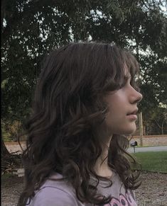 Wolf Cute Wavy Hair, Layers On Wavy Hair Long, Butterfly Haircut Wavy Hair Bangs, Wolfcut Hair Long Curly With Bangs, Aesthetic Wavy Haircuts, Wolf Cut In Wavy Hair, Brown Wavy Hair Short, Wolfcut With Bangs Curly Hair, Wavy Hair Perm Girl