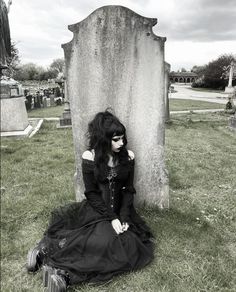 Gothic Cemetery Photoshoot, Goth Cemetery Photoshoot, Trad Goth Outfit Ideas, Gothic Photoshoot Ideas, Cemetery Photoshoot, Goth Photoshoot, Types Of Goth