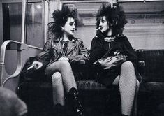 but Punks 70s, 1970s Punk, Chicas Punk Rock, Punk Mode, 1970s Hairstyles, Harry Clarke, Vintage Foto's