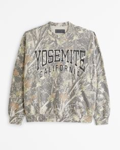 Classic sweatshirt in our softAF fleece fabric and oversized-fit silhouette, featuring Yosemite-inspired graphic detail at chest, crew neckline and banded hem and cuffs. Yosemite California, California Sweatshirt, Camo Sweatshirt, Men's Tops, Embroidered Hoodie, Green Camo, Crew Sweatshirts, Fleece Fabric, Graphic Hoodies