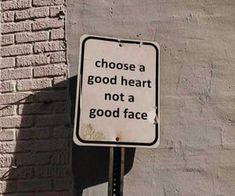 a sign on the side of a building that says, choose a good heart not a good face