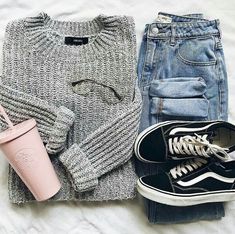 I want the Starbucks cup! Lol Simple Summer, Tumblr Outfits, Cute Outfits For School, Tween Outfits, Cute Comfy Outfits, Teenager Outfits, Teen Fashion Outfits, College Outfits, Outfits Casuales